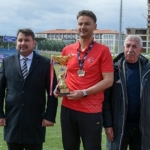 kosu-sampiyonu-kupasini-baskana-getirdi.jpg