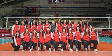 malatyali-genc-voleybolcu-kizlar-ve-kadin-voleybol-milli-takim-oyunculari-vodafone-5-5g-ile-ayni-sahada-bulustu.jpg