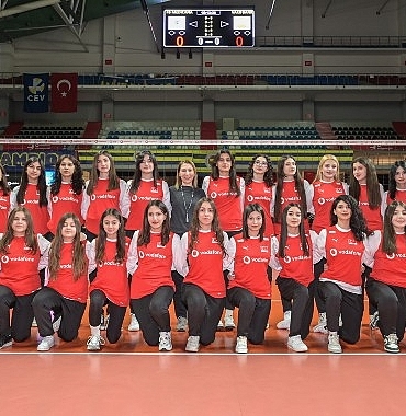 malatyali-genc-voleybolcu-kizlar-ve-kadin-voleybol-milli-takim-oyunculari-vodafone-5-5g-ile-ayni-sahada-bulustu.jpg