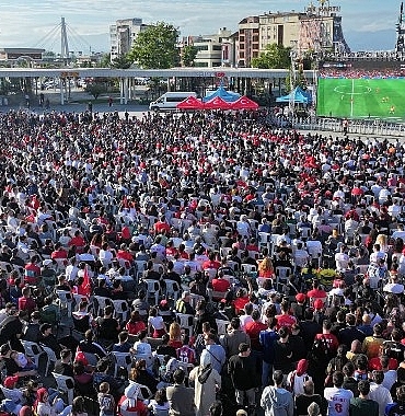 milli-iradede-tek-ses-tek-yurek-olduk.jpg