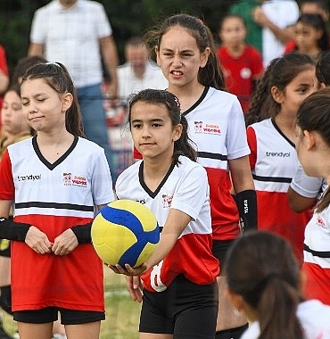 mini-voleybol-senliginde-cocuklar-madalyalarini-aldi.jpg