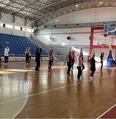 narlidere-belediyesinin-actigi-aerobik-kurslarina-katilan-kadinlar-gune-saglikli-enerjik-ve-zinde-basliyor.jpg