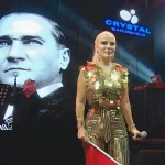 omur-gedik-konserinde-4-bin-turk-bayragi-dagitildi.jpg