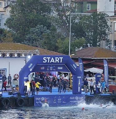 oral-b-istanbul-bogazici-triatlonu-6-kez-iki-kitayi-bulusturacak.jpg
