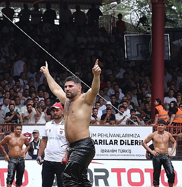 ordu-aybasti-gureslerinde-baspehlivan-erkan-tas.jpg