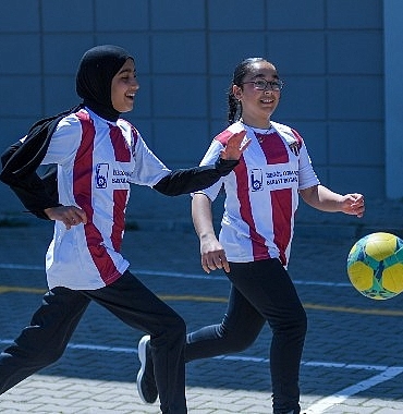 osb-ortaokulunda-1-100-ogrenciye-inegolspor-formasi-dagitildi.jpg