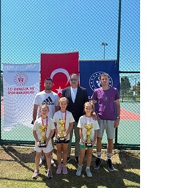 osmangazi-belediyespor-teniste-gururlandirdi.jpg