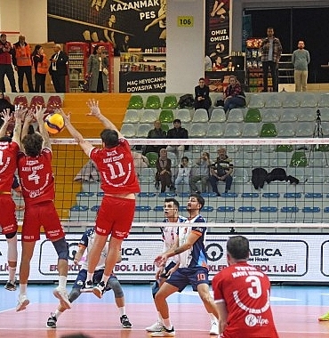 osmangazili-voleybolcular-filede-firtina-estirdi.jpg