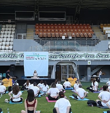 saglikli-yaslanma-icin-yoga-yaptilar.jpg