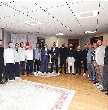 sampiyon-golcukspor-kupasiyla-baskan-buyukakina-geldi.jpg