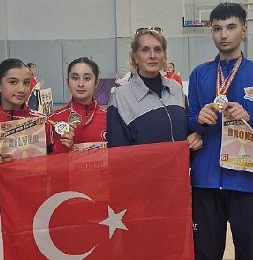 seferihisarin-altin-cocuklari-avrupa-yolunda-kursuyu-birakmiyor.jpg