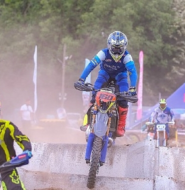 super-enduroda-start-baskan-buyukakindan.jpg
