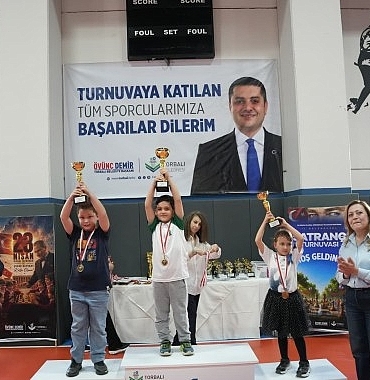 torbalida-satranc-soleni-208-sporcu-ayni-masada-bulustu.jpg