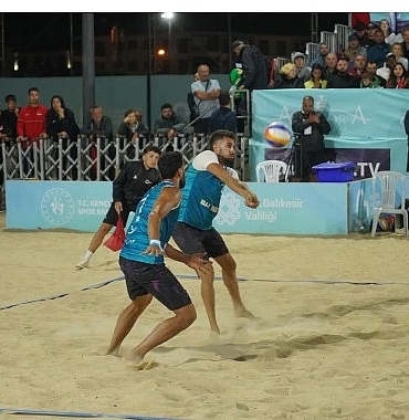 turk-voleybol-tarihinde-bir-ilk-yasandi-plaj-voleybolu-erkek-milli-takimi-ilk-kez-sampiyon-oldu.jpg