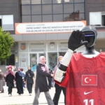 turkiyenin-nufusa-kayitli-robotu-canikman-ogrencilerle-bulustu.jpg