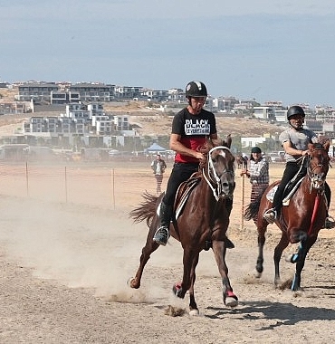 turkiyenin-sampiyon-atlari-menemende-yaristi.jpg