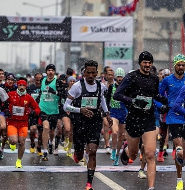 vakifbank-45-uluslararasi-trabzon-yari-maratonu-kosuldu.jpg