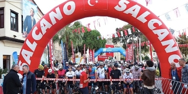 veloturk-gran-fondo-cesmede-pedallar-baris-ve-spor-icin-dondu.jpg