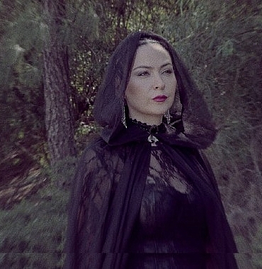 yasemin-ugurludan-yeni-tekli-kizil-topraklar.jpg