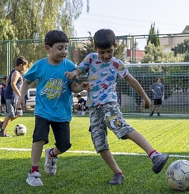 yenisehir-belediyesi-cocuklar-icin-mahallelerde-hali-saha-acmaya-devam-ediyor.jpg