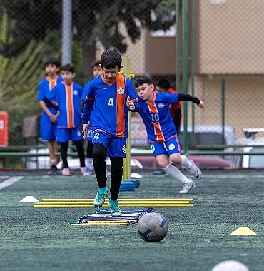 yenisehir-belediyesi-cocuklari-sahaya-indiriyor.jpg