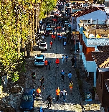yuzlerce-sporcu-efes-ultra-maratonunda-dunya-mirasini-kosarak-kesfetti.jpg