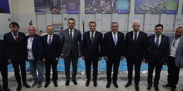 zeytinburnuna-kazandirilan-3uncu-yuzme-havuzunun-acilisini-genclik-ve-spor-bakani-osman-askin-bak-yapti.jpg