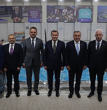 zeytinburnuna-kazandirilan-3uncu-yuzme-havuzunun-acilisini-genclik-ve-spor-bakani-osman-askin-bak-yapti.jpg
